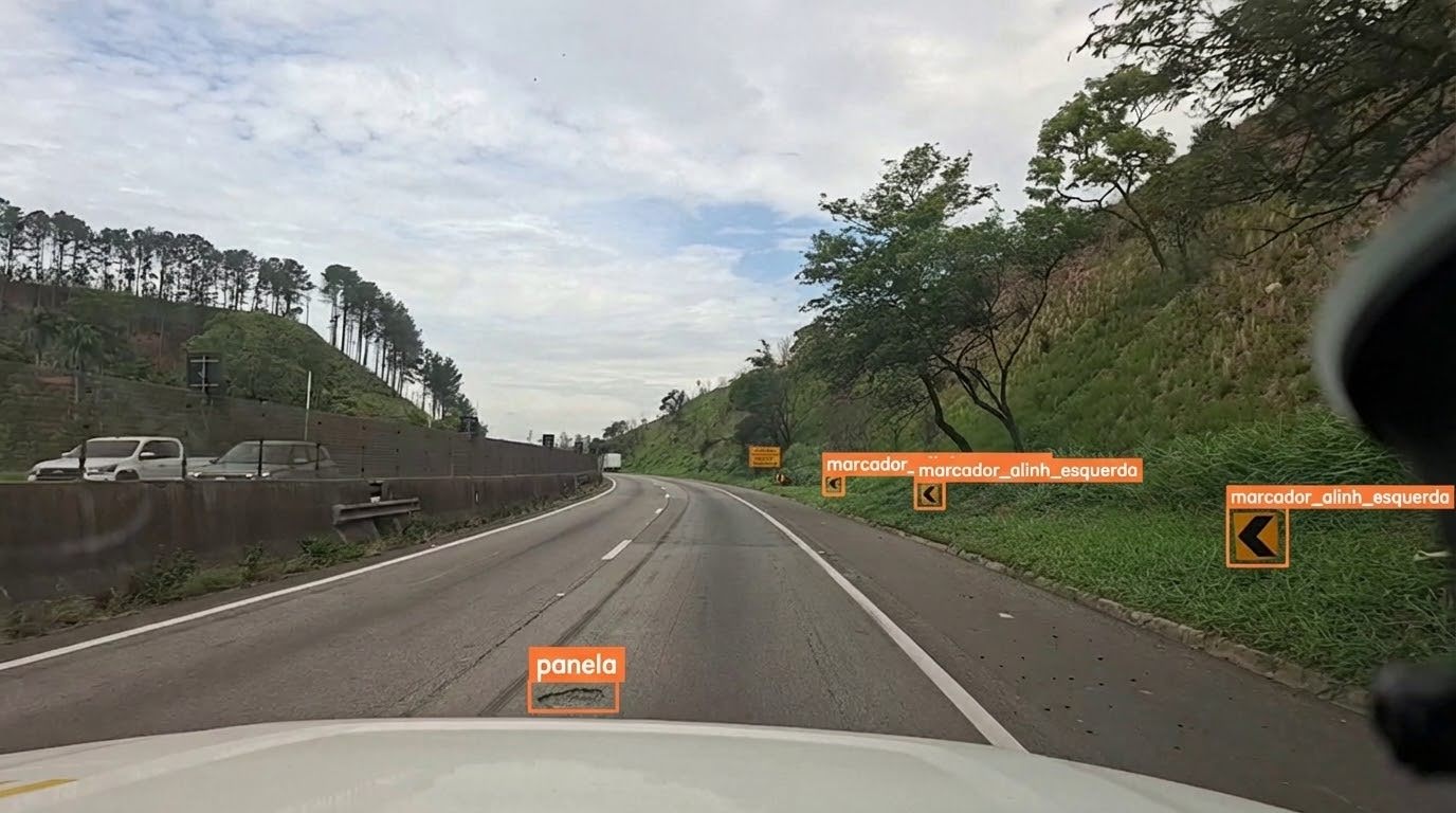 Rodovia moderna com múltiplas faixas